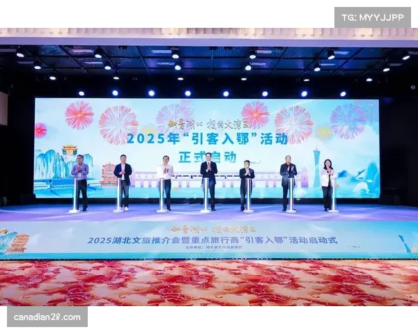 云浮向港澳队赠送“曲小宝”纪念品，见证粤港澳大湾区情谊