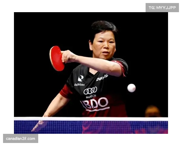 特写:41岁的倪夏莲赛后为年轻对手签名,传承跨越四十年 特写:41岁的倪夏莲赛后为年轻对手签名,传承跨越四十年